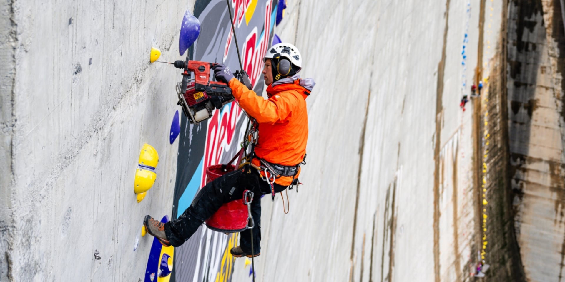 Bild der Routensetzung für den Red Bull Dual Ascent 2024 am Verzasca-Damm, Schweiz, unter Verwendung der Anker Hilti TE 60-22, SIW 4 AT-22 und HST-4.